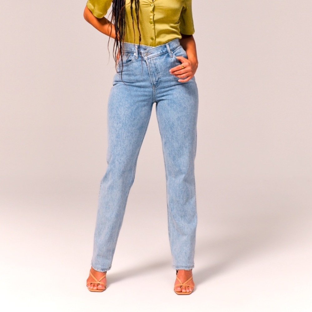 Abercrombie Curve Love Ultra High Rise 90’s straight Jean